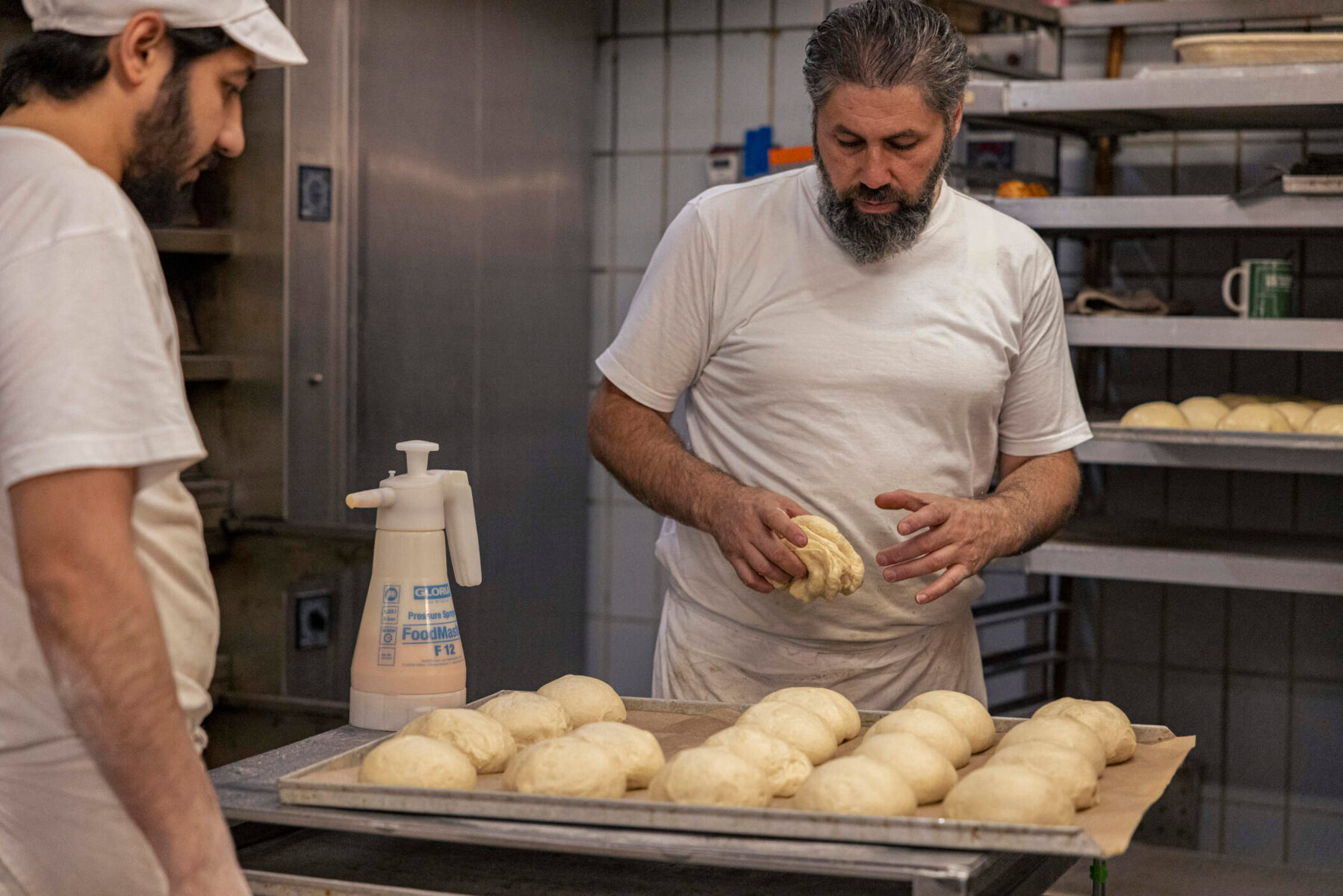 Bäcker beim Brötchen machen