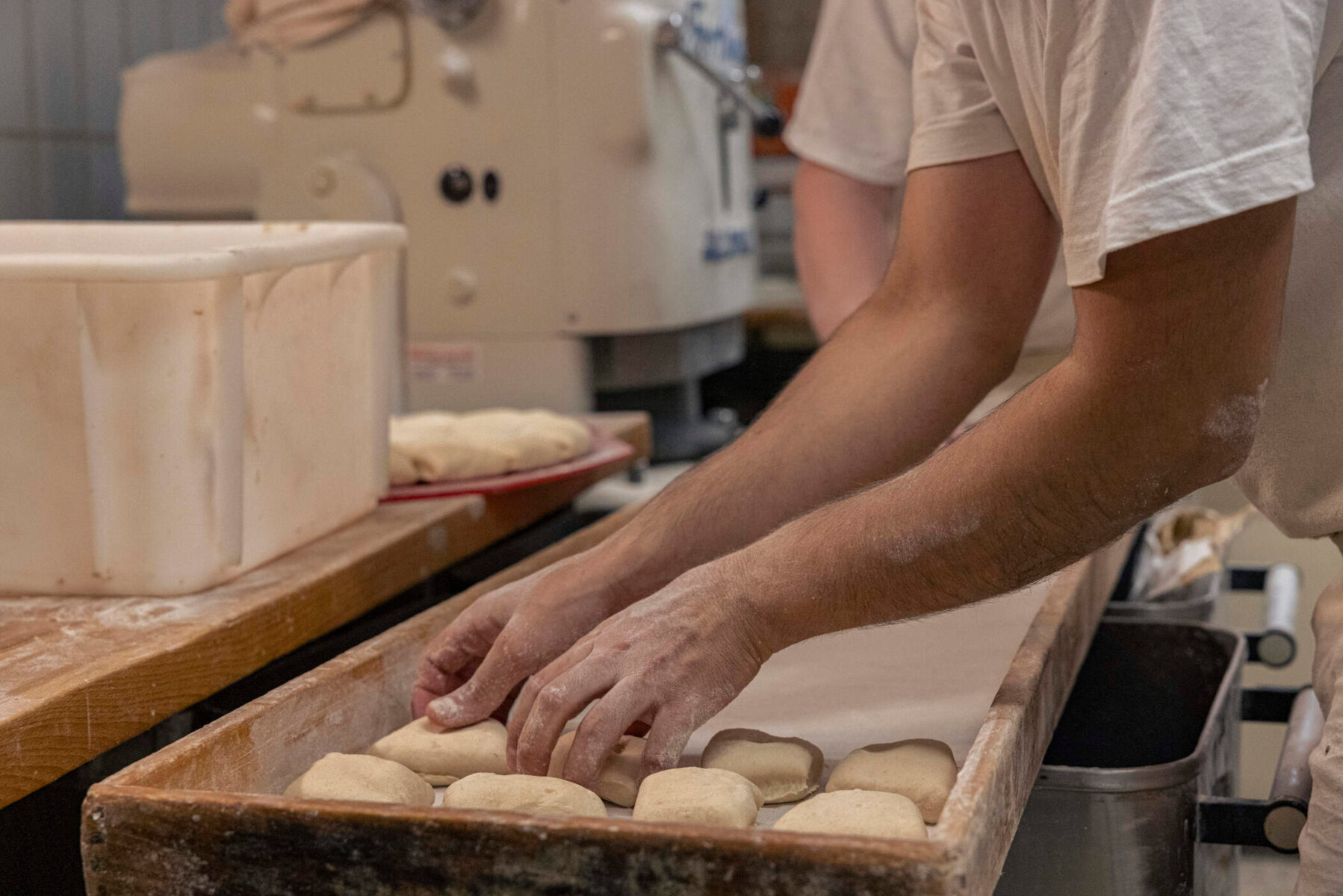 Handbrötchen werden geformt