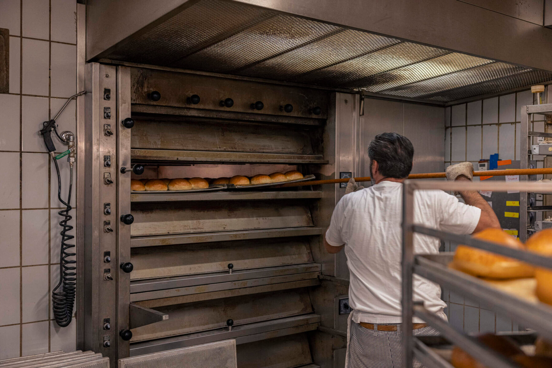 Brötchen kommen aus Backofen